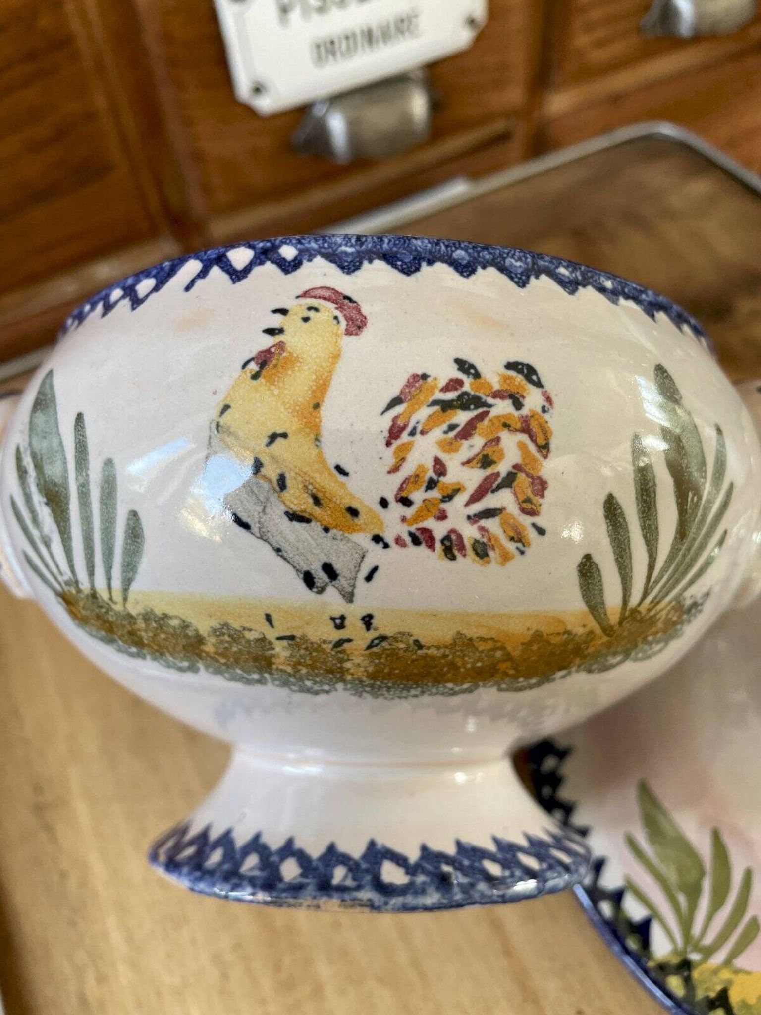 Soupière ancienne en terre cuite et faïence