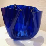 Vase bleu modèle "mouchoir" vintage