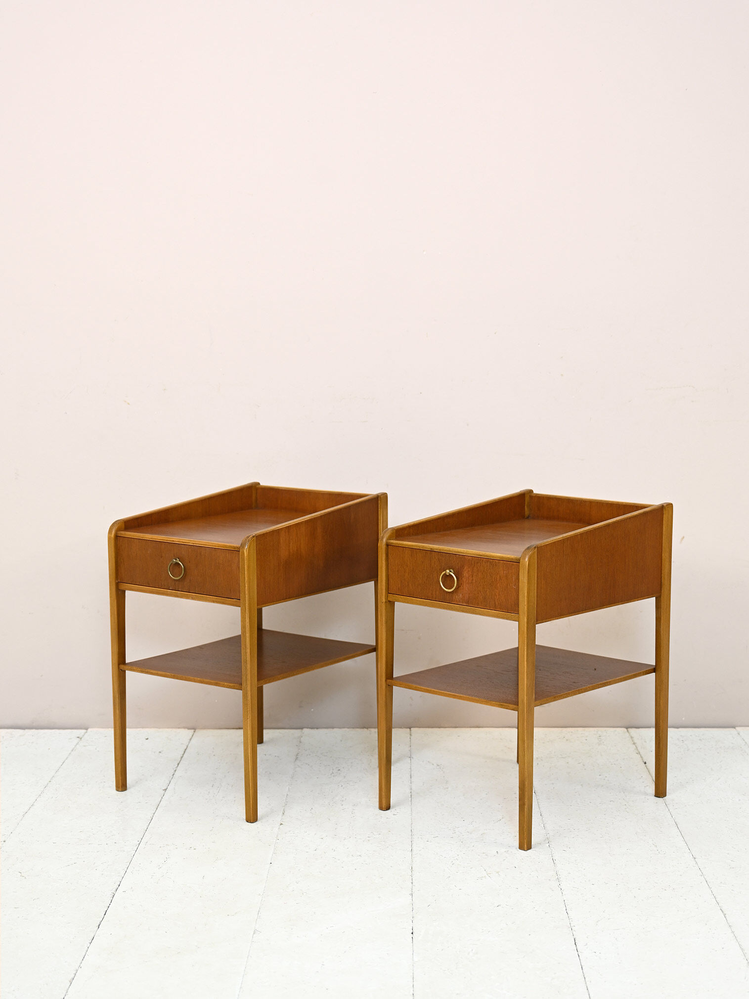 Paire de tables de chevet scandinaves années 60