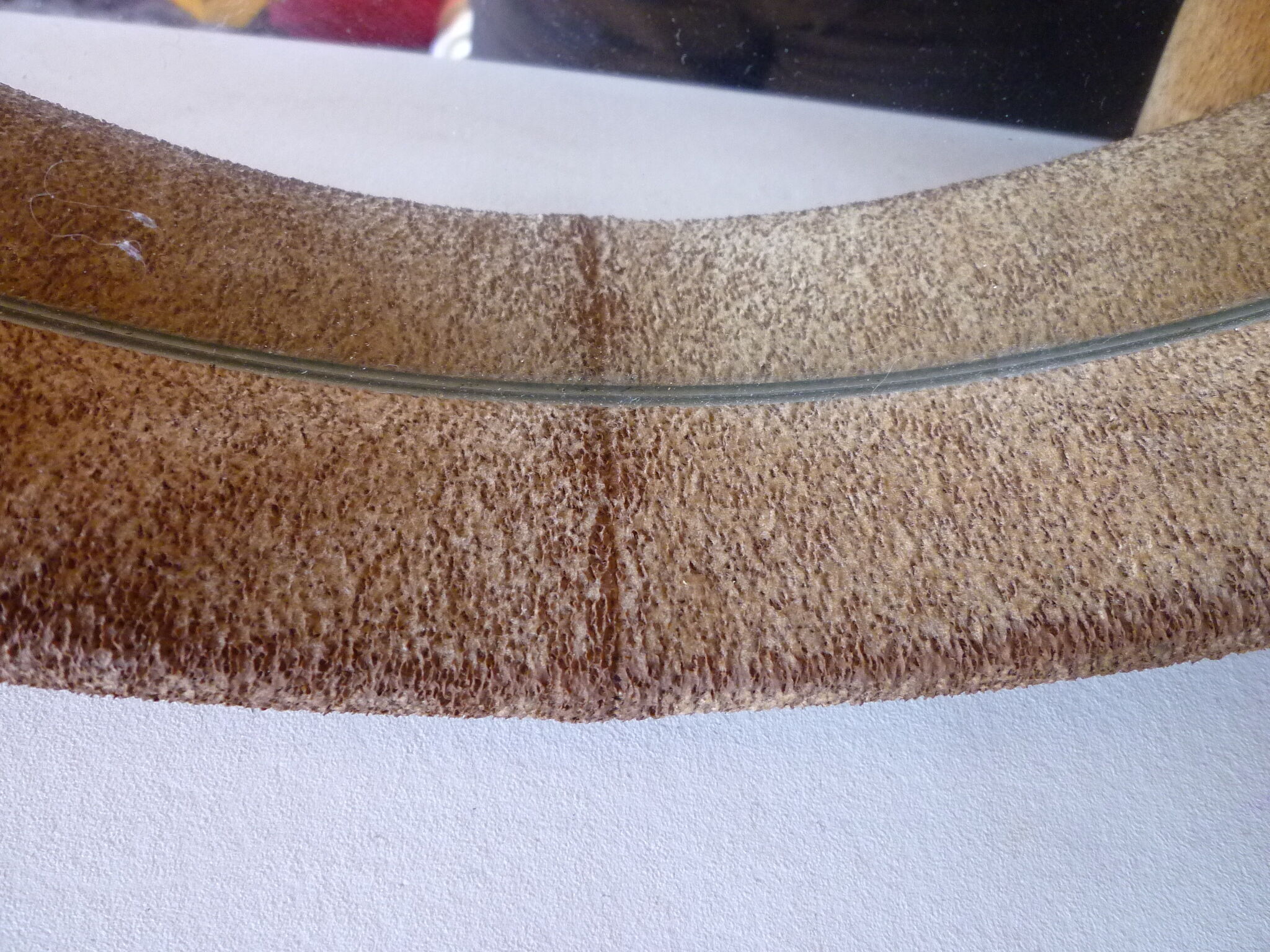 Round mirror on inclined cylindrical support