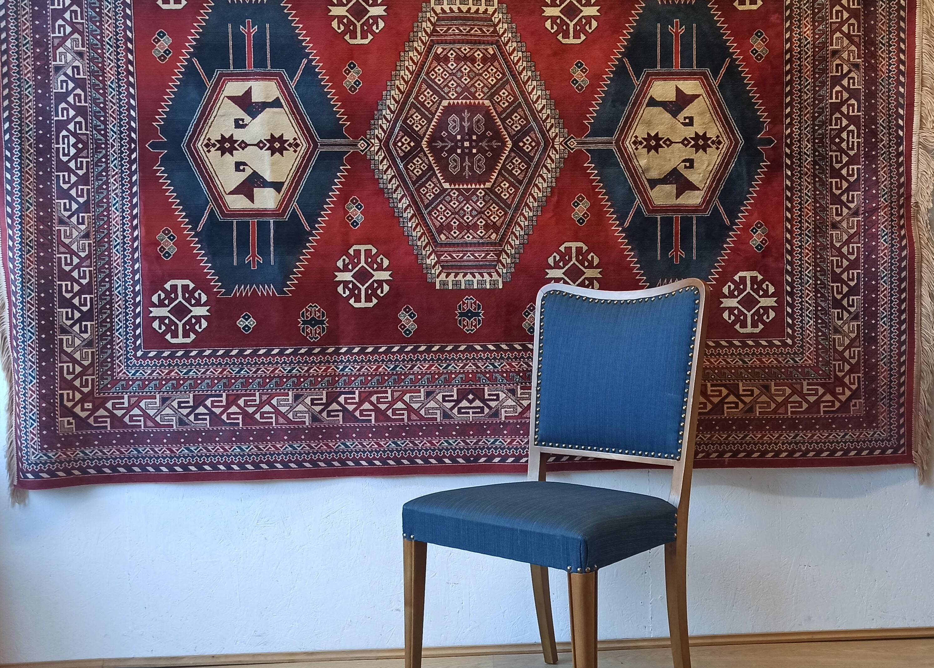Tapis mural aux motifs orientaux.