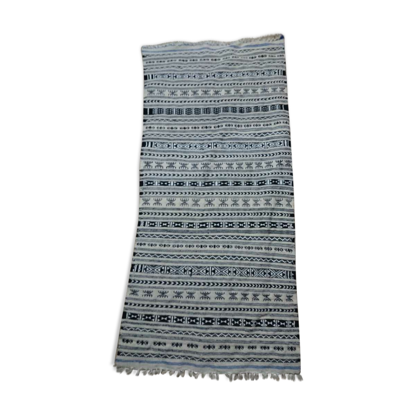 White and black 93x200cm rug