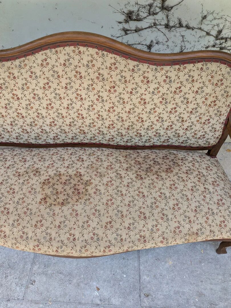 Moulded wooden bench with floral upholstery – Old-fashioned charm