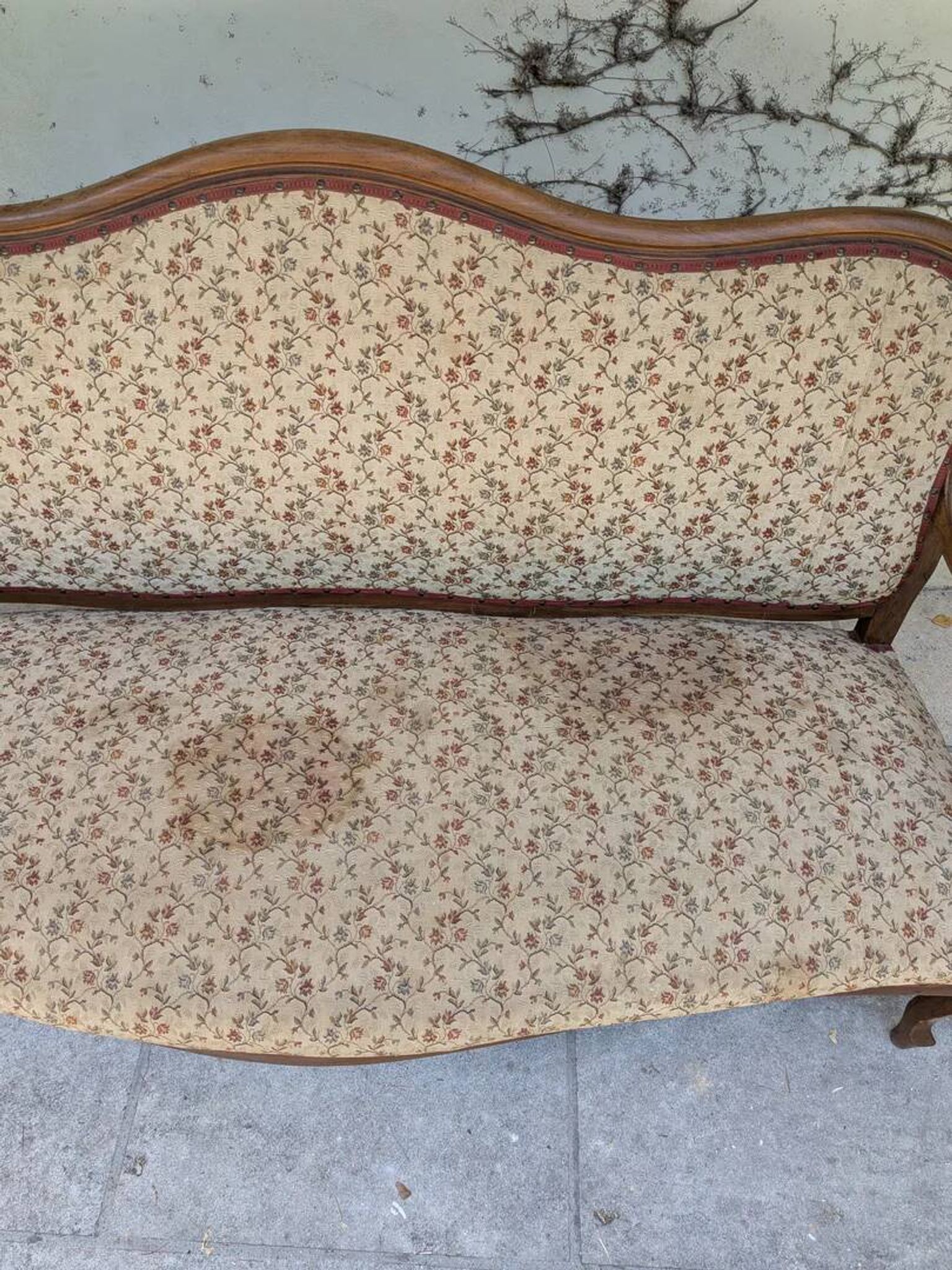 Moulded wooden bench with floral upholstery – Old-fashioned charm