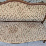 Moulded wooden bench with floral upholstery – Old-fashioned charm