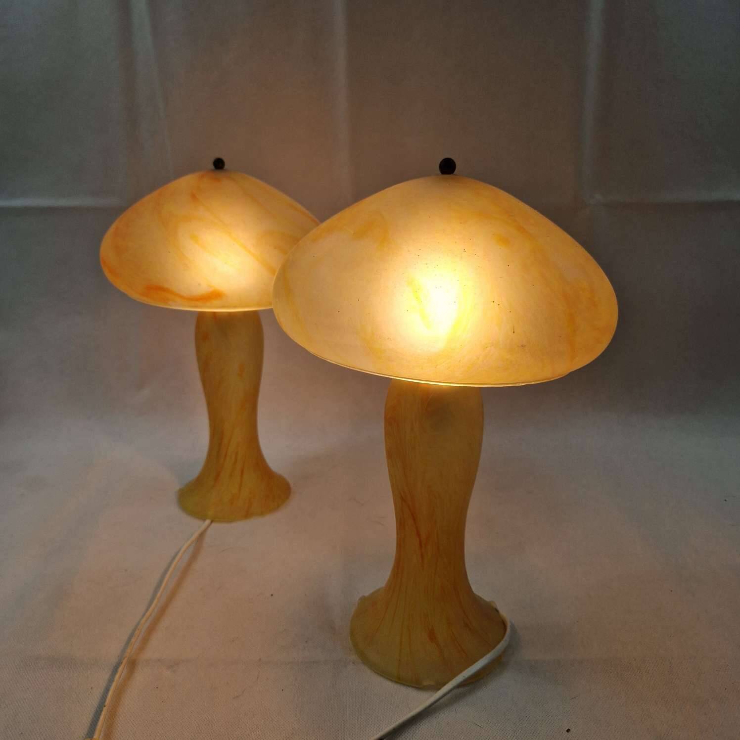 Pair of mushroom lamps in glass paste – Honey and amber tones