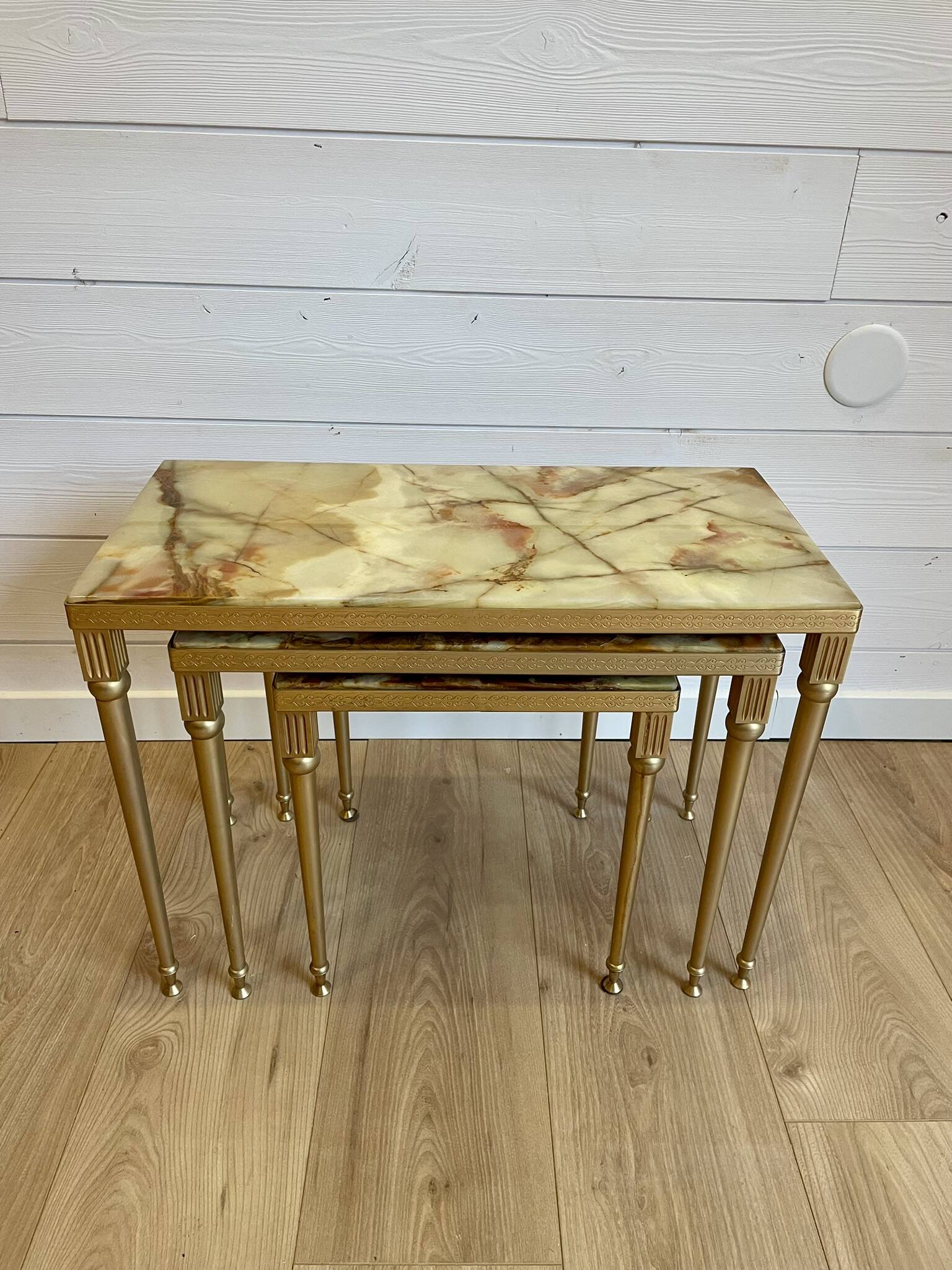 Set of 3 vintage nesting tables in onyx and gold metal from the 1970s.