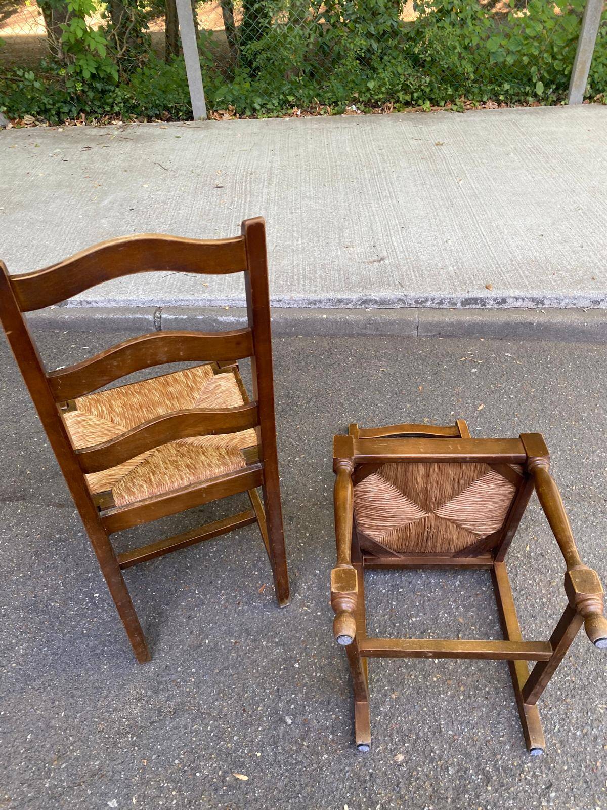 2 dining chairs in solid wood and rush, Chippendale ladder style.