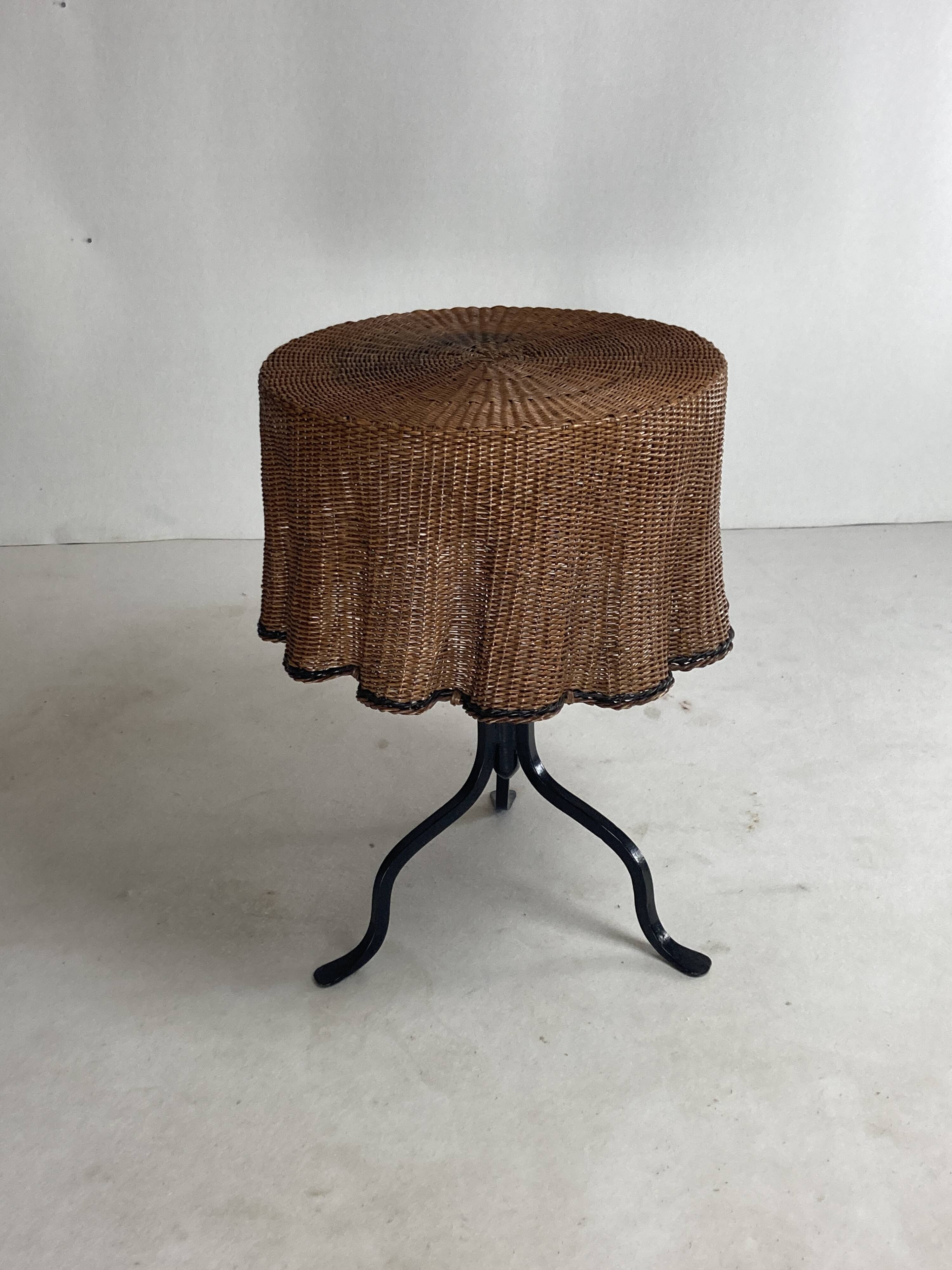 Table d'appoint ondulée en trompe-l'oeil en osier et rotin, 1960