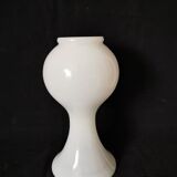 Vase en opaline blanche