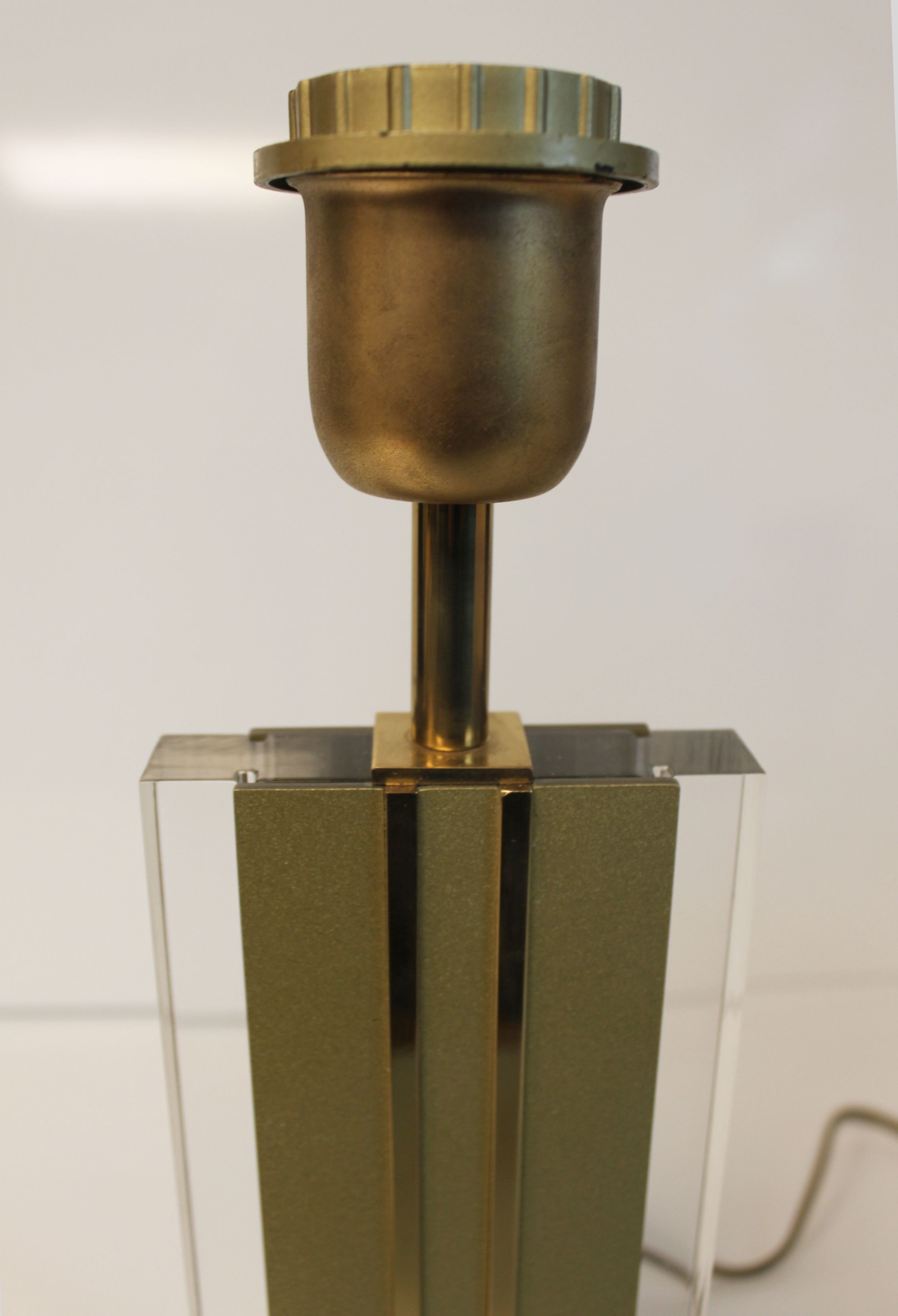 Table lamp in lucite and brass in Hollywood Regency style from the 70s.