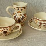 2  tasses a chocolat dejeuner et pot a lait faience henriot quimper