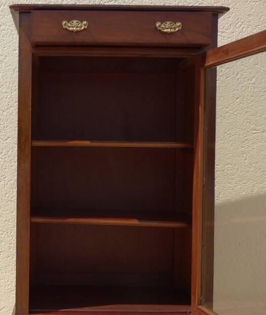 Mahogany veneer display case, opening with a door and a drawer, Louis XVI style - Very good condition