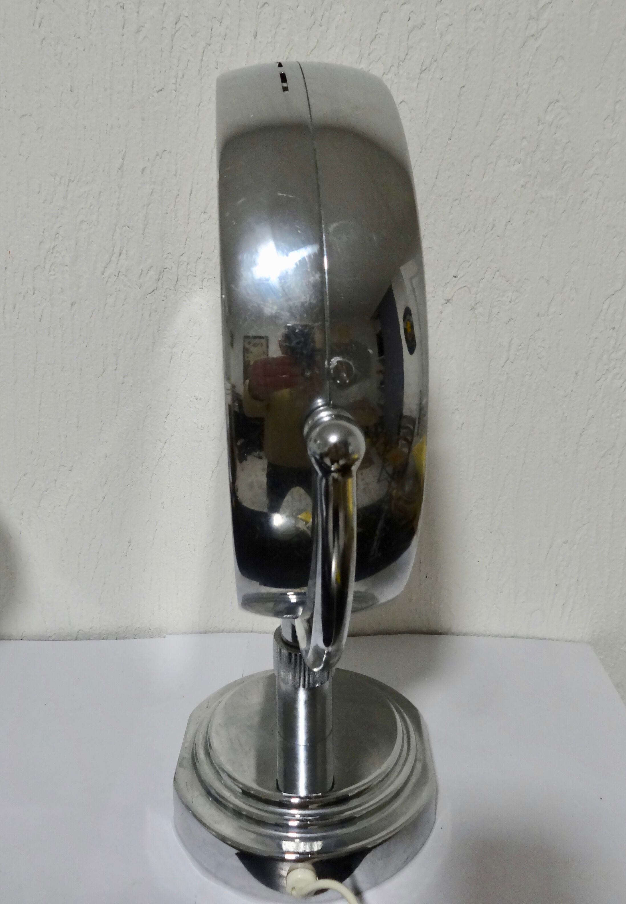 Table with lighting 23x23cm magnifying mirror