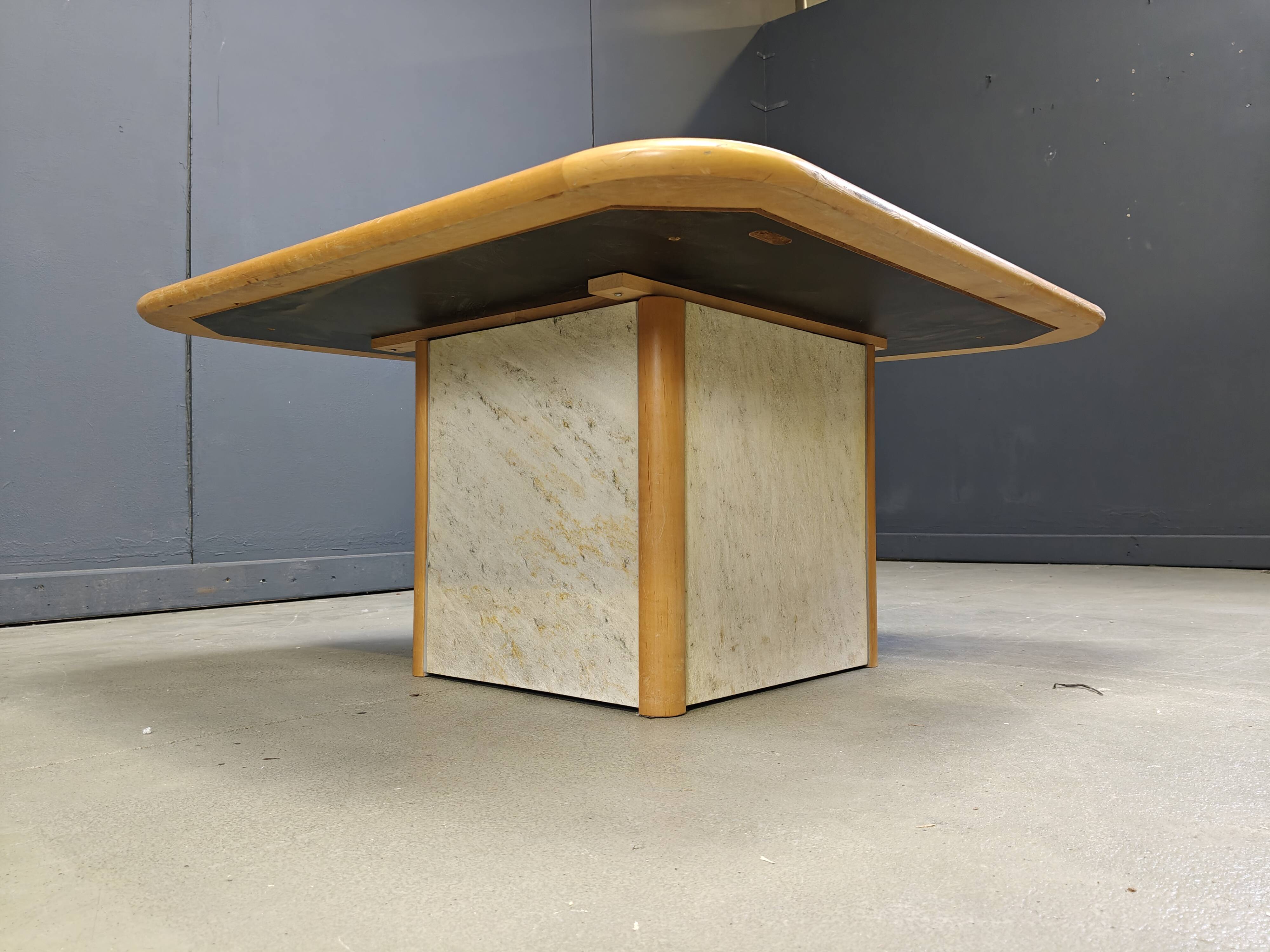 Table basse triangulaire attribuée à Paul Kingma, années 1980