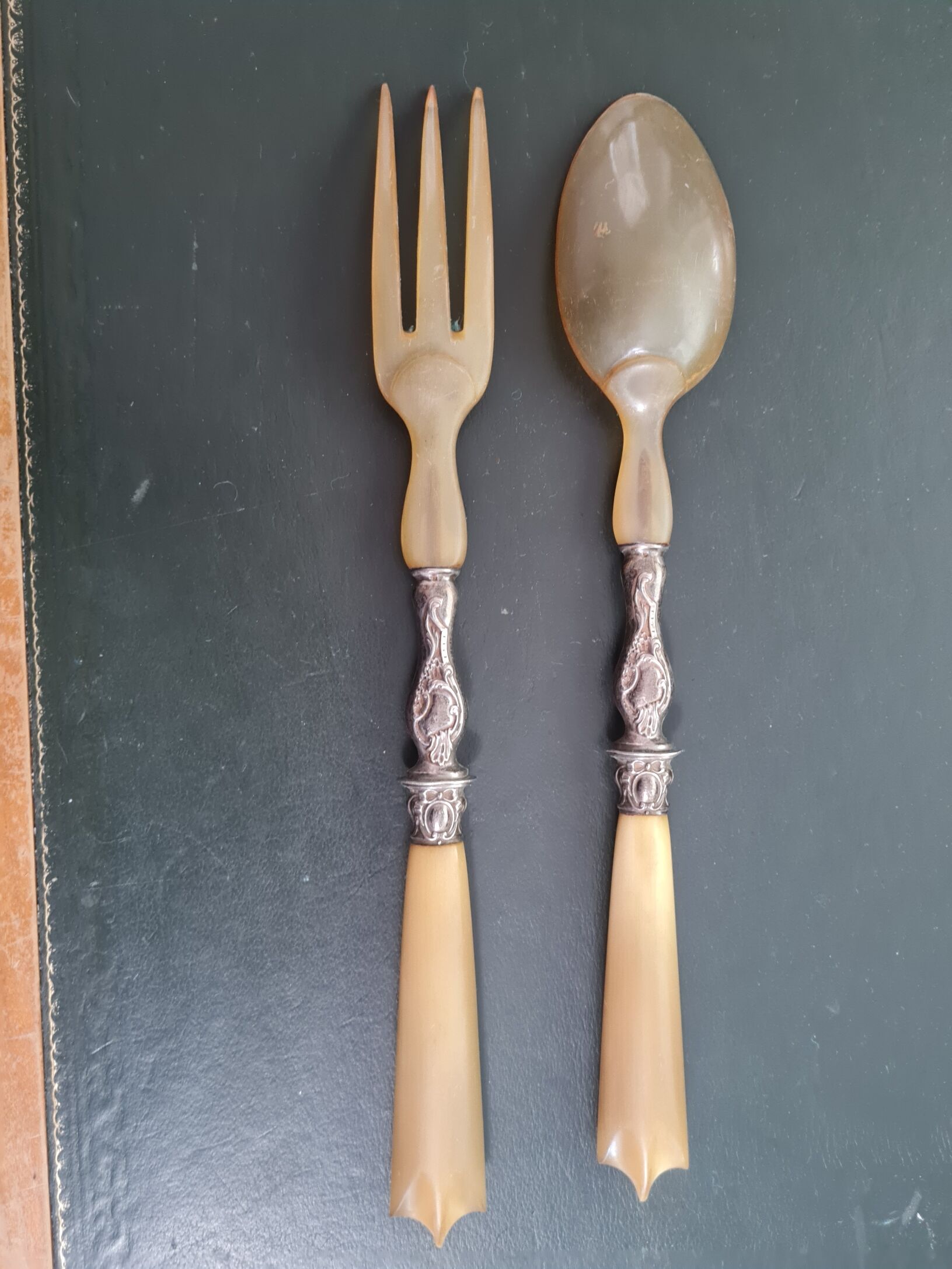 Salad servers