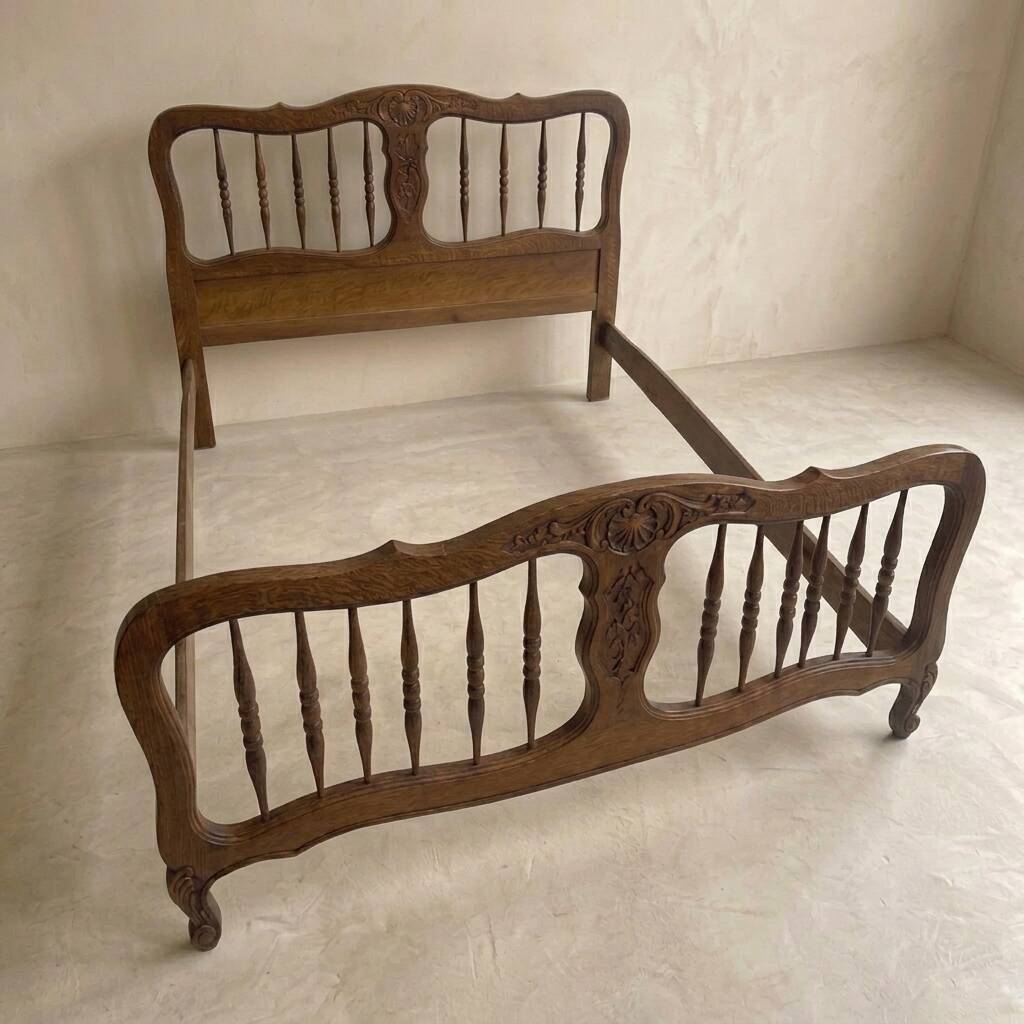 Cadre de lit en bois sculpté vintage, tête de lit et pied de lit ornementaux, première moitié du 20e siècle.