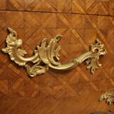 Commode française incrustée du XXe siècle avec plateau en marbre