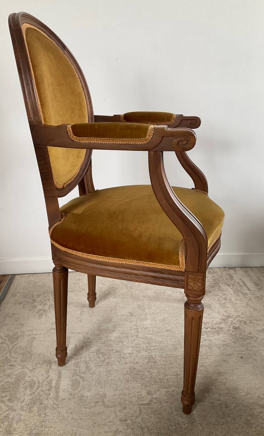 Paire de fauteuils médaillon en bois et velours