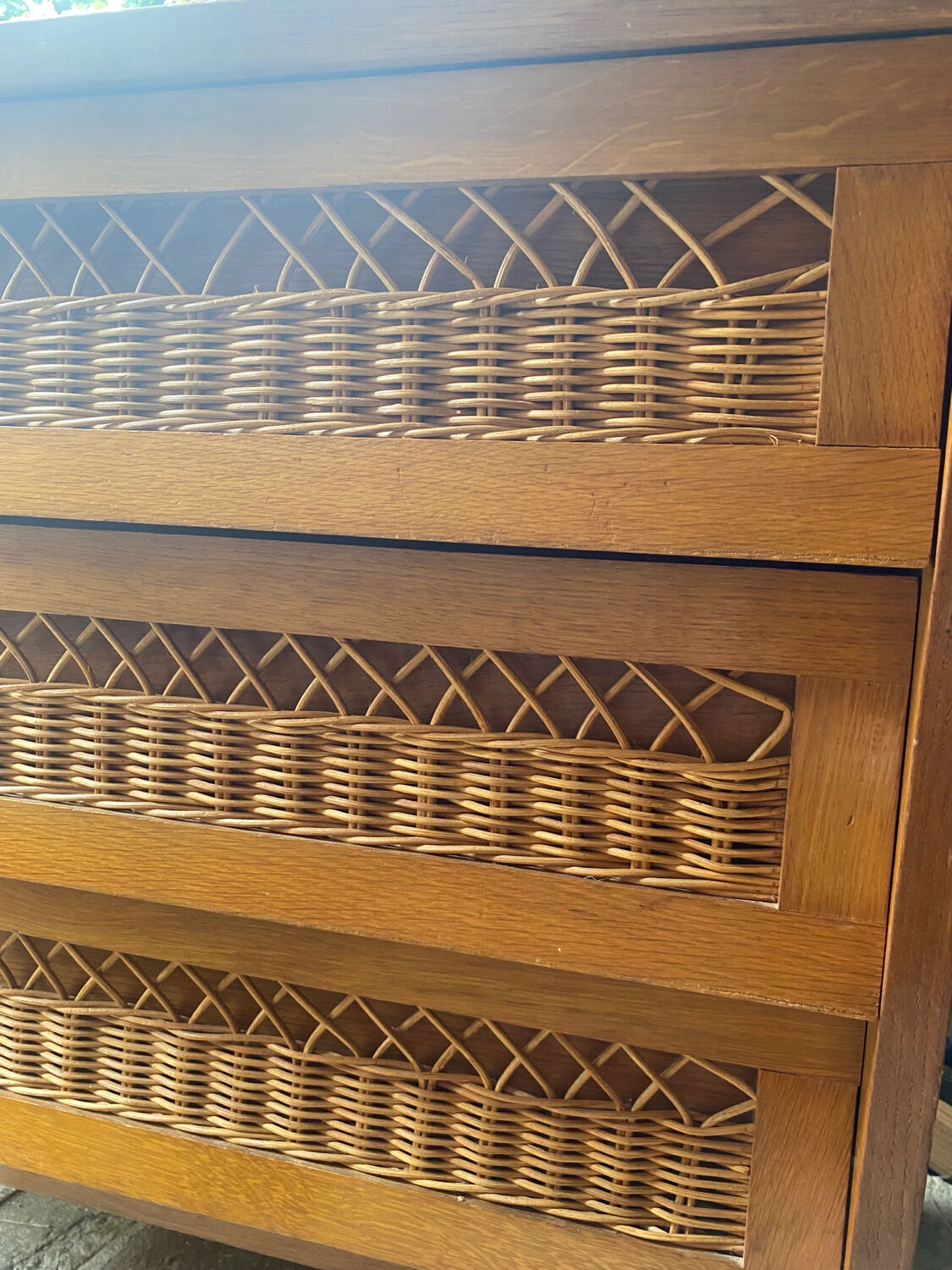 Commode en rotin vintage pied compas