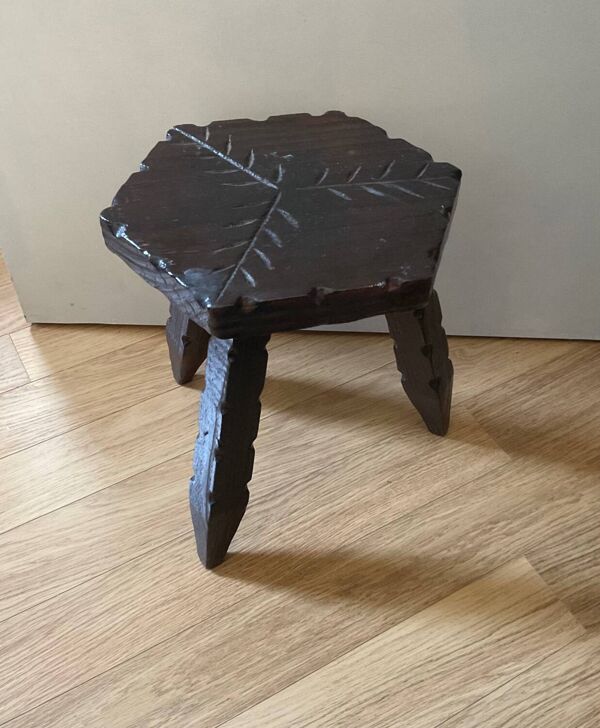 Tabouret tripode bois art brute