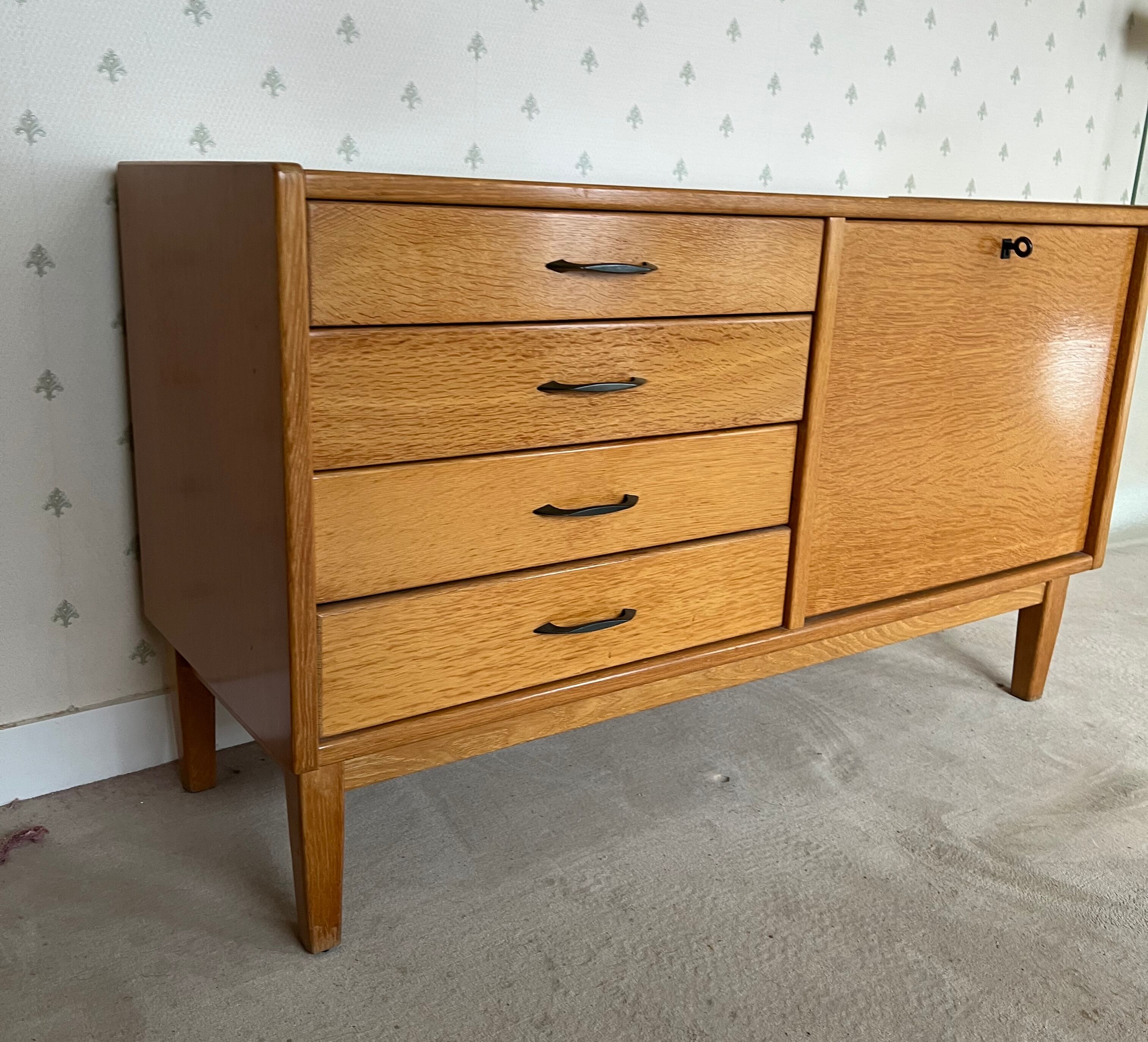 Row with drawers and bars