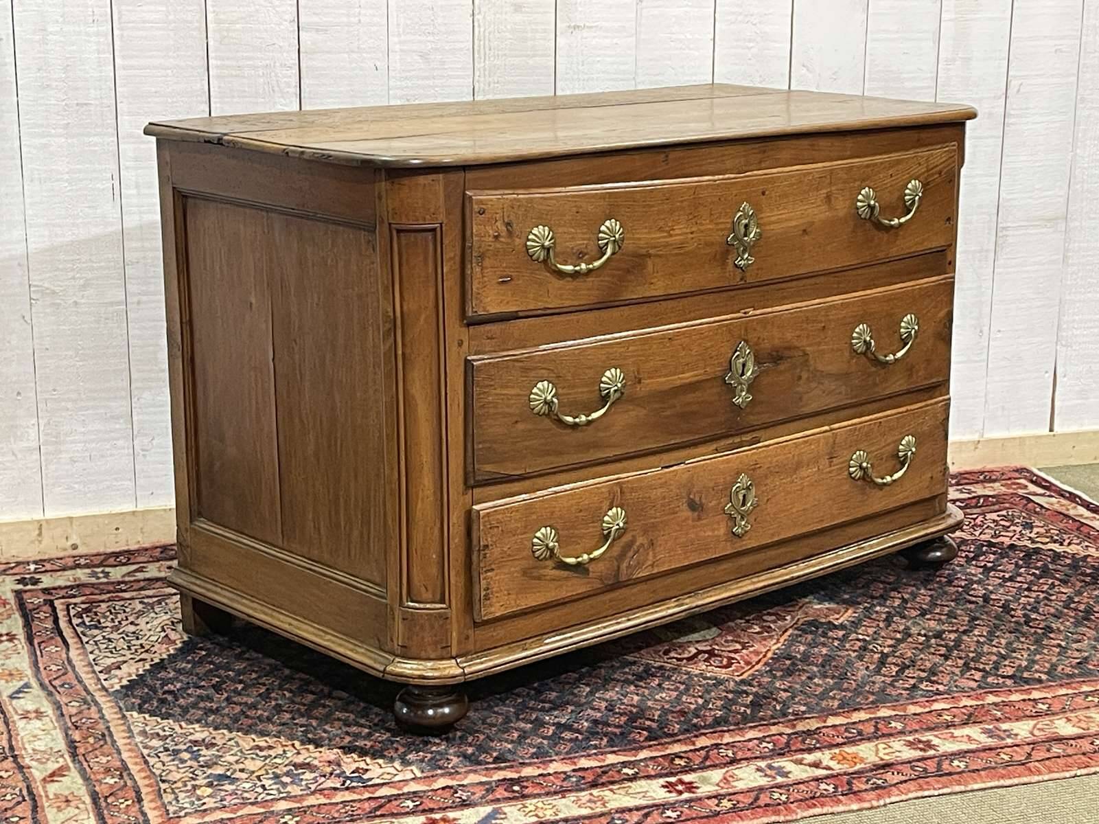18th-century chest of drawers in walnut and fir
