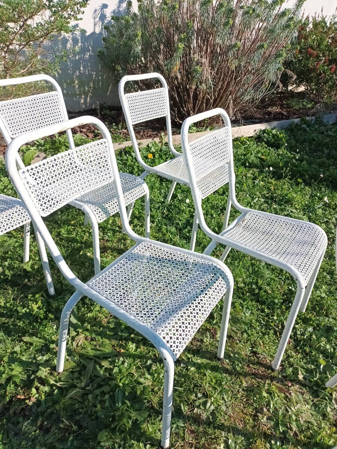 Chaises de jardin en métal perforé