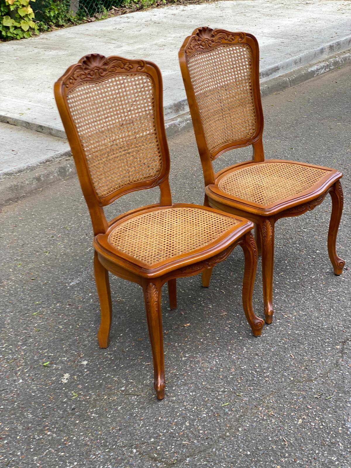 2 chaises cannées style Louis XV en bois massif des années 70