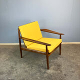 Fauteuil par Arne Vodder pour Glostrup, teck avec un revêtement en tissu jaune moutarde, années 1950.