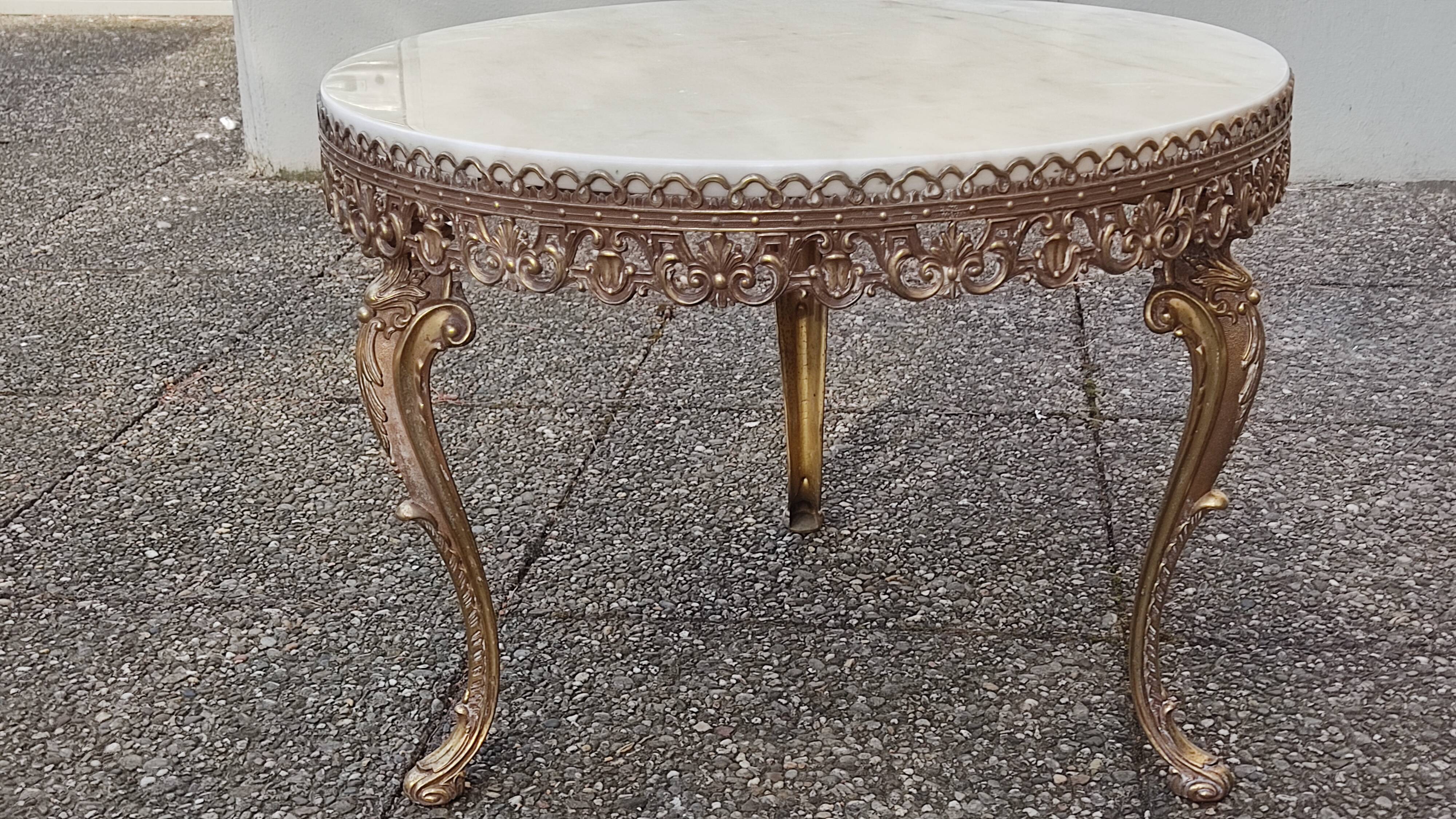 Table basse ronde en marbre blanc ivoire, bordures bronze doré décoratives, style louis xv, a.60.
