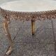 Table basse ronde en marbre blanc ivoire, bordures bronze doré décoratives, style louis xv, a.60.
