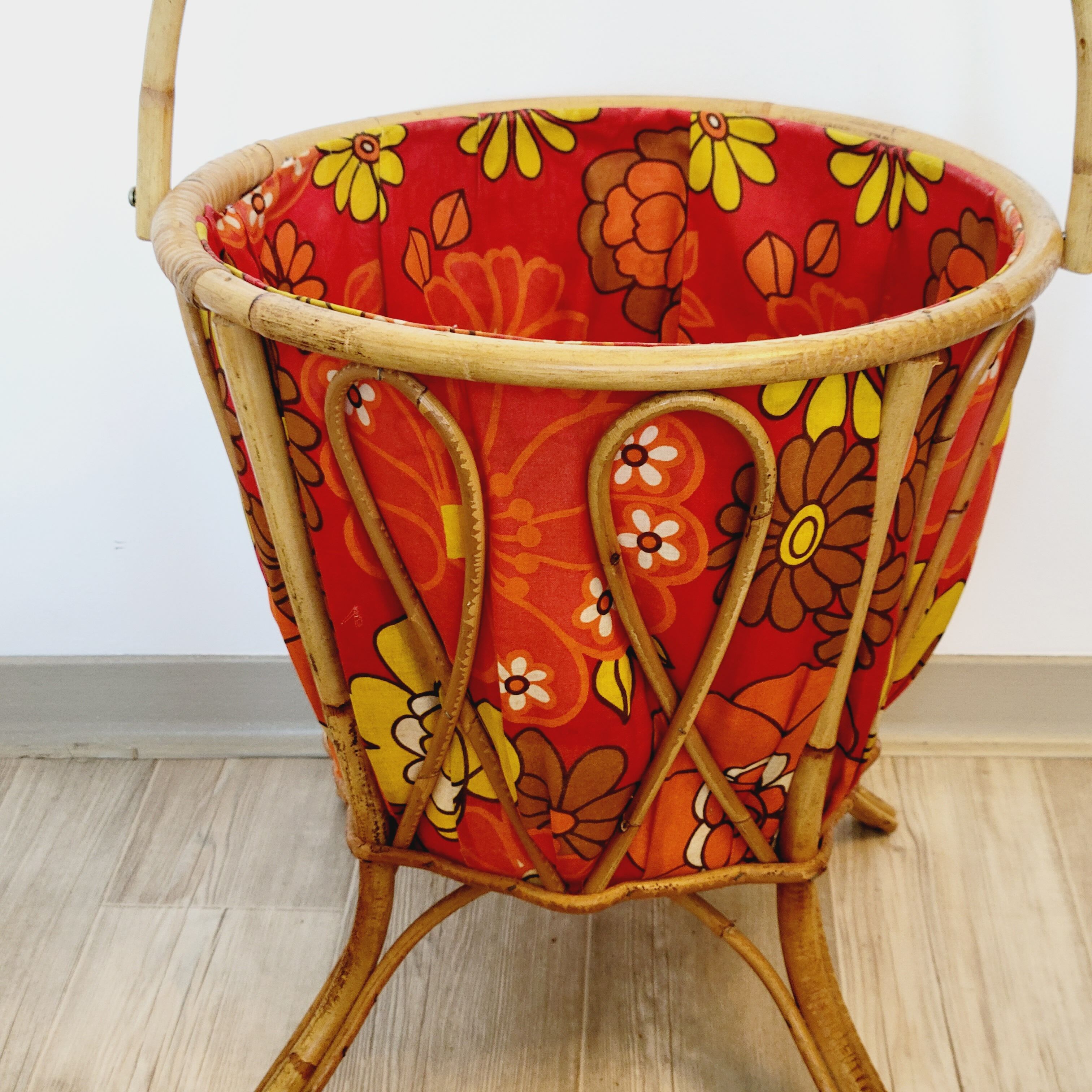 Travailleuse tricoteuse panier corbeille à ouvrage en rotin et tissu années 70