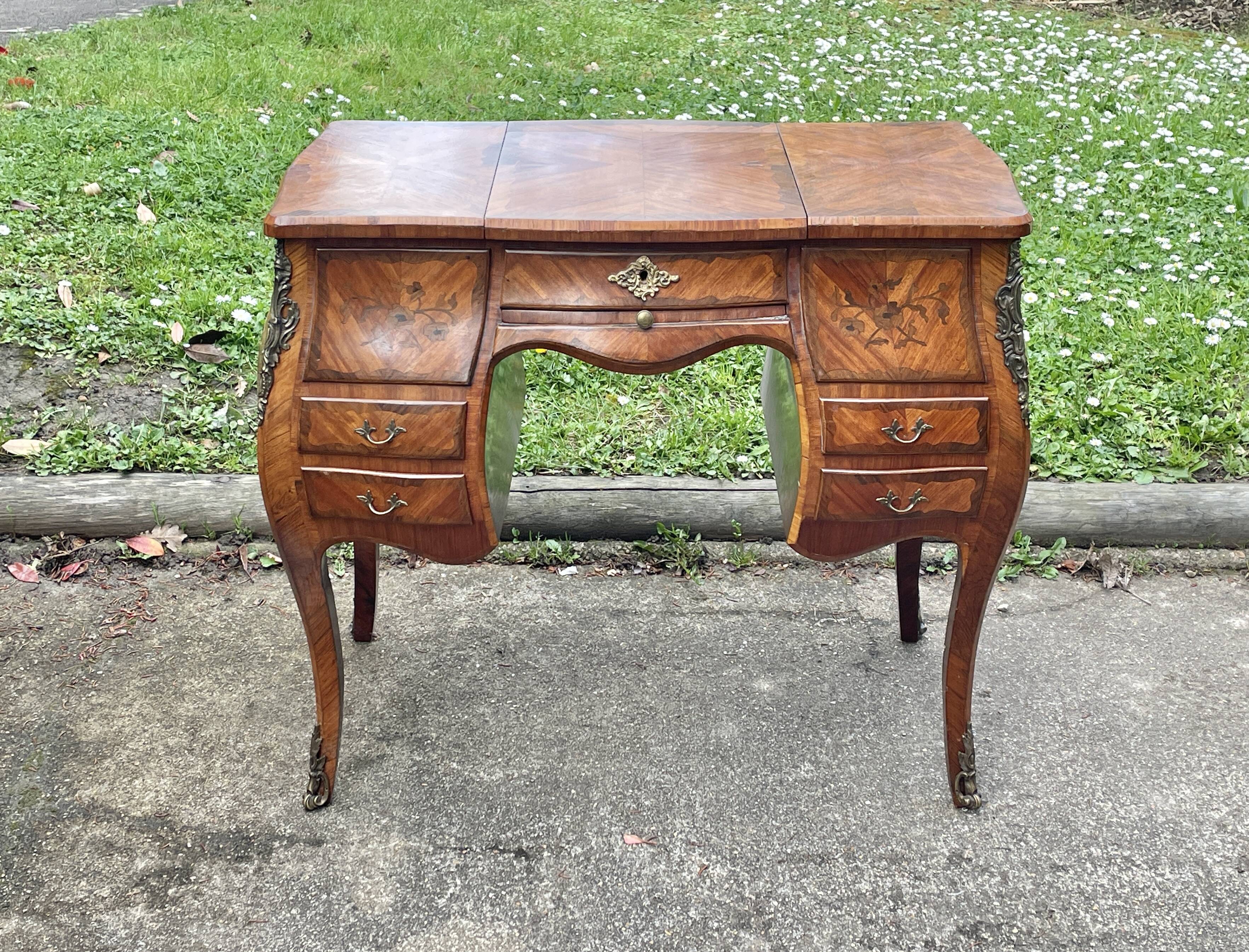 Beautiful marquetry dressing table with floral decoration, all curved (curved) faces in Louis XV style.