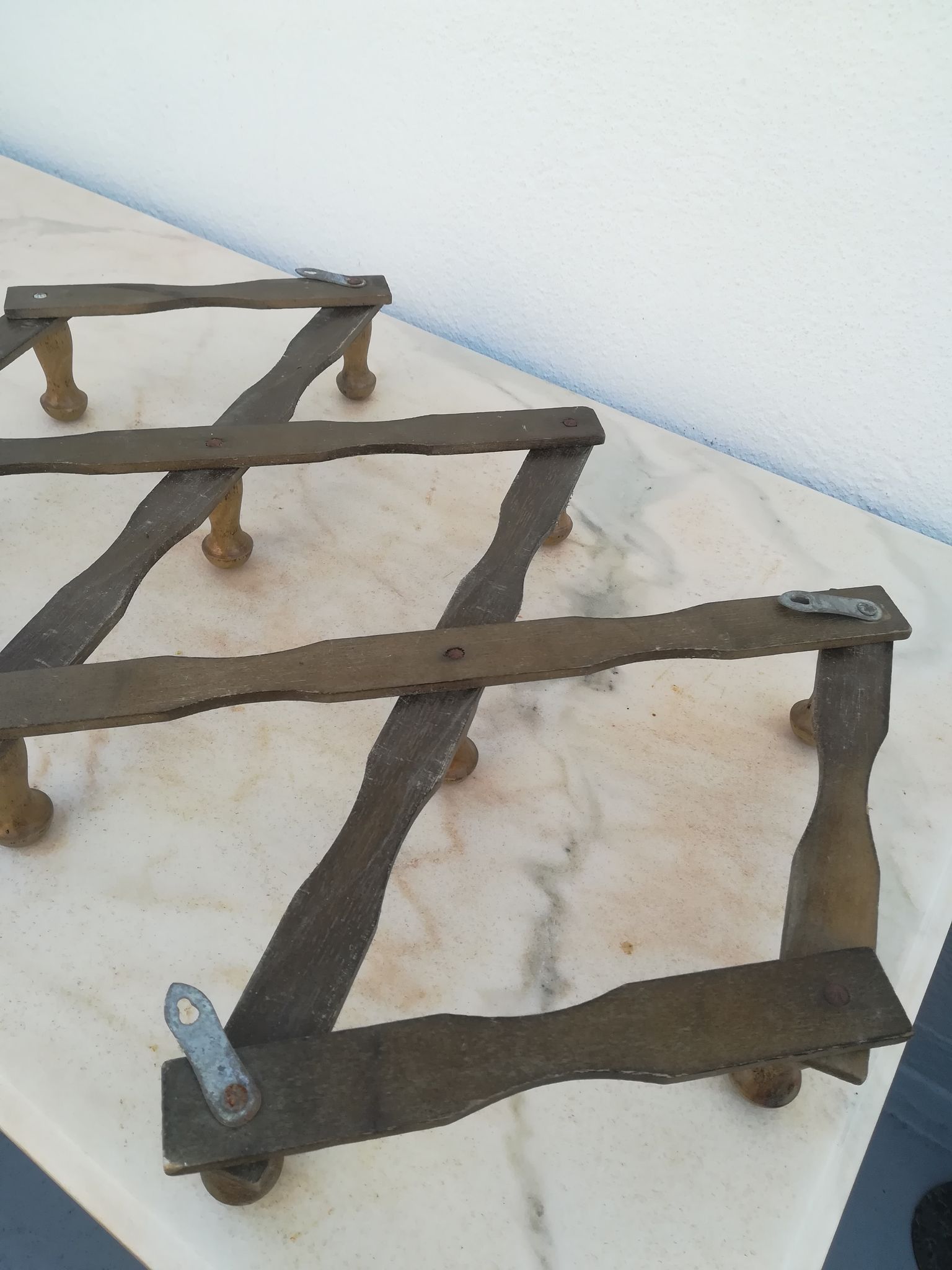Patères en bois a croisillons