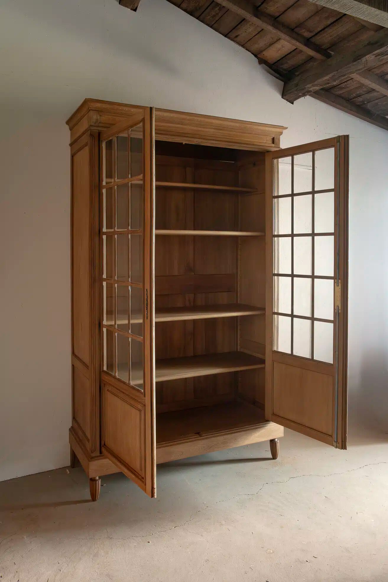 Grande vitrine en chêne « Augustine »