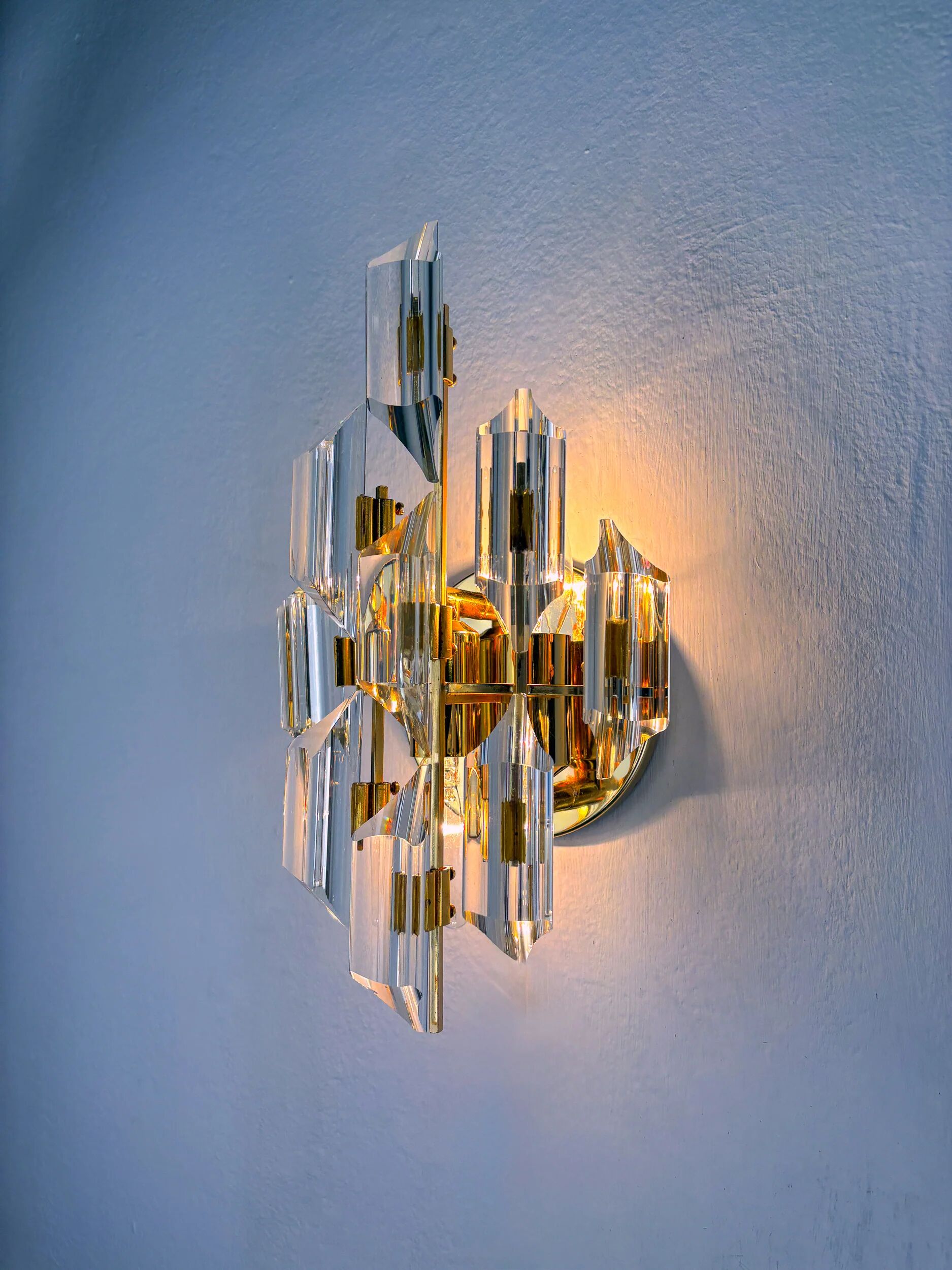 Oscar Torlasco for Stilkronen wall sconce, cut Murano glass, Italy, circa 1970s
