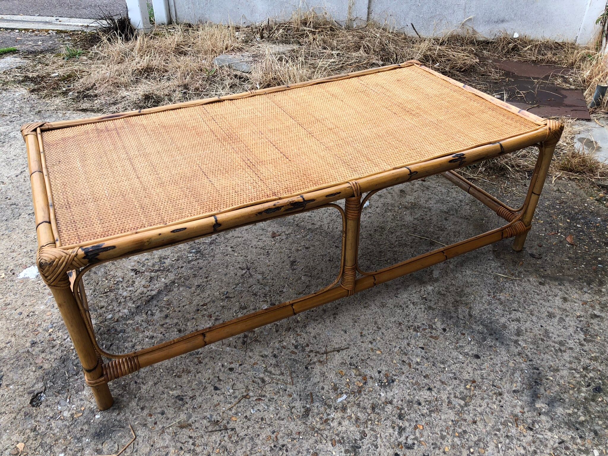 Table basse en rotin vintage