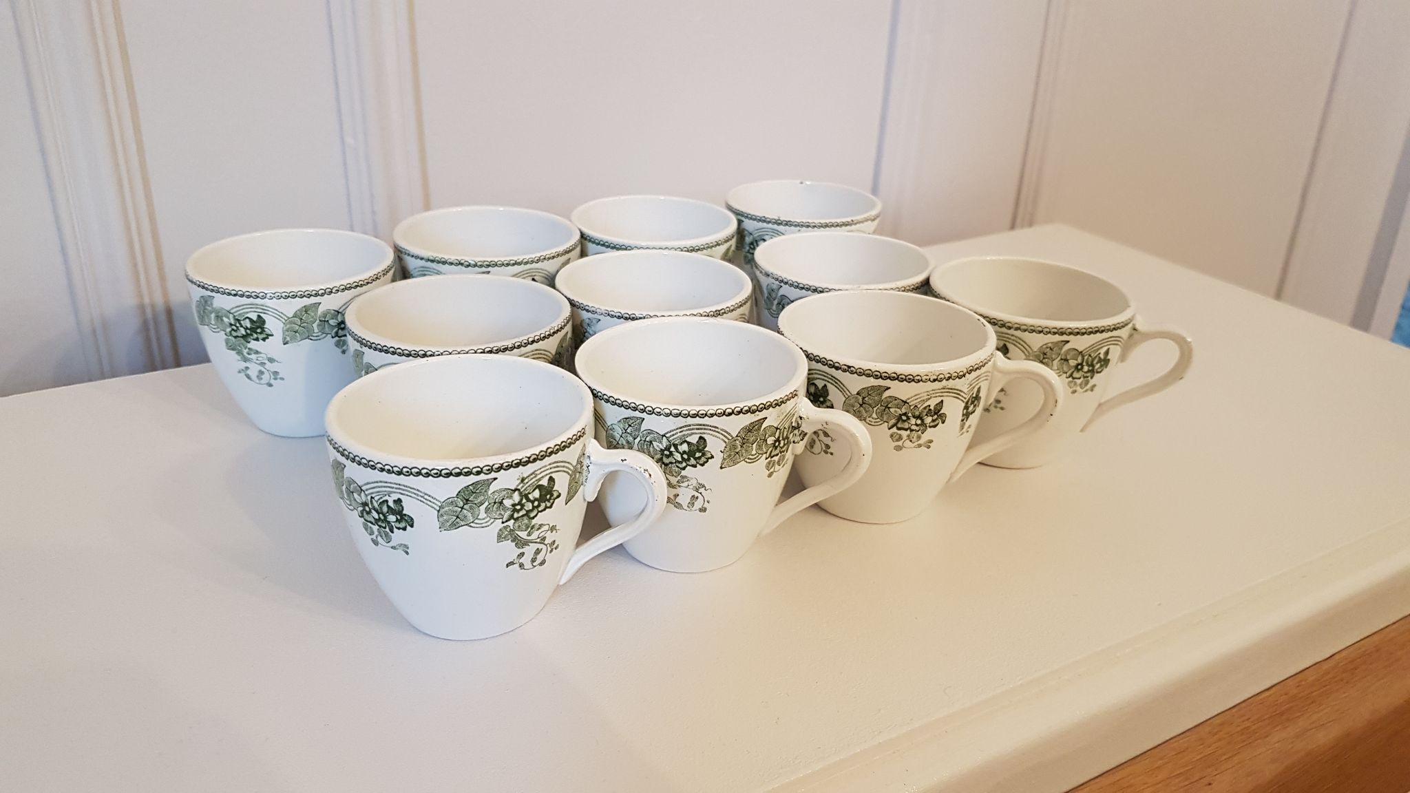 Série de 11 tasses en porcelaine