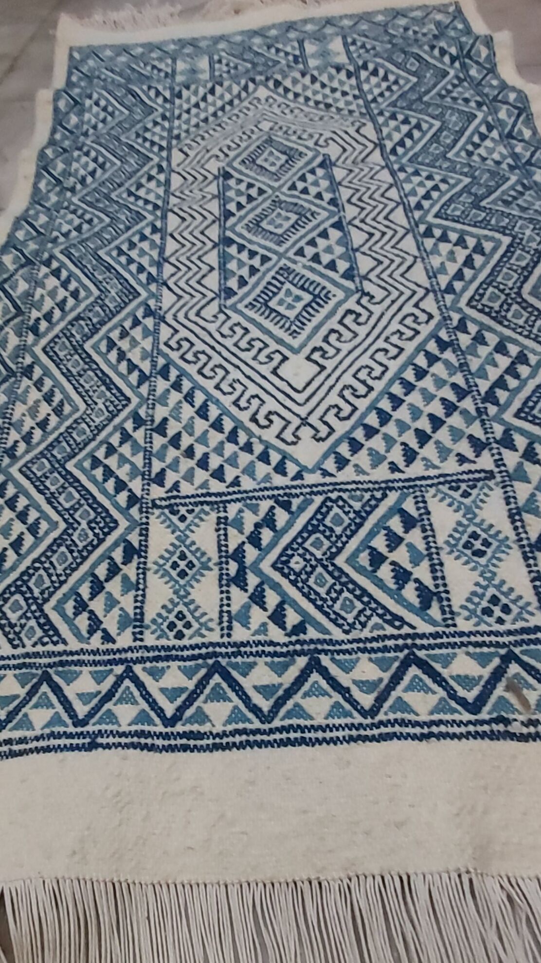 Tapis kilim bleu et blanc fait main 155 x 75 cm