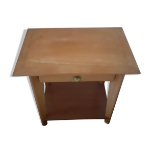 Table en bois clair à