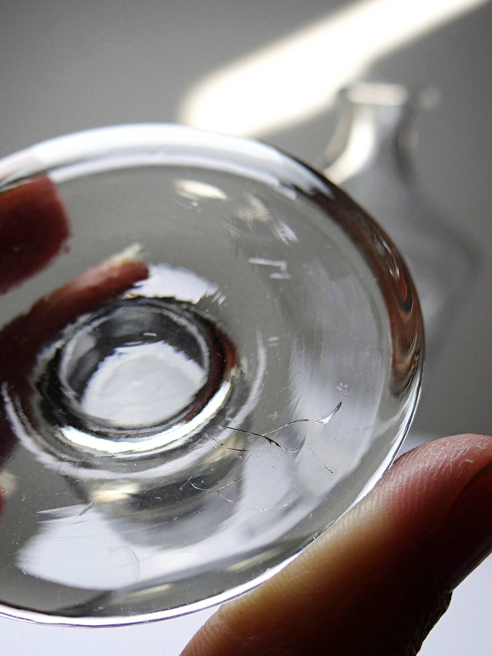 Small antique decanter in engraved Bohemian crystal, early 20th century.