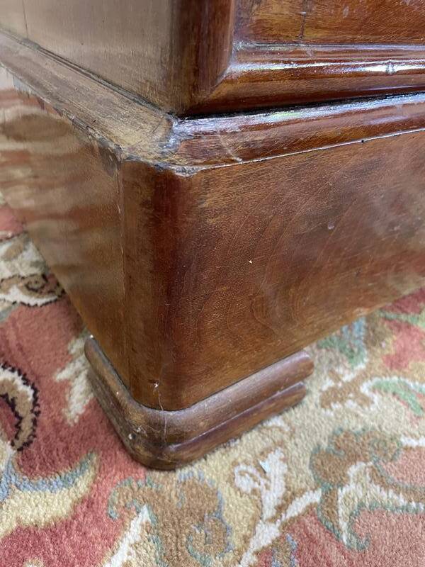 Chiffonnier - Commode époque Louis Philippe en acajou et placage d’acajou.