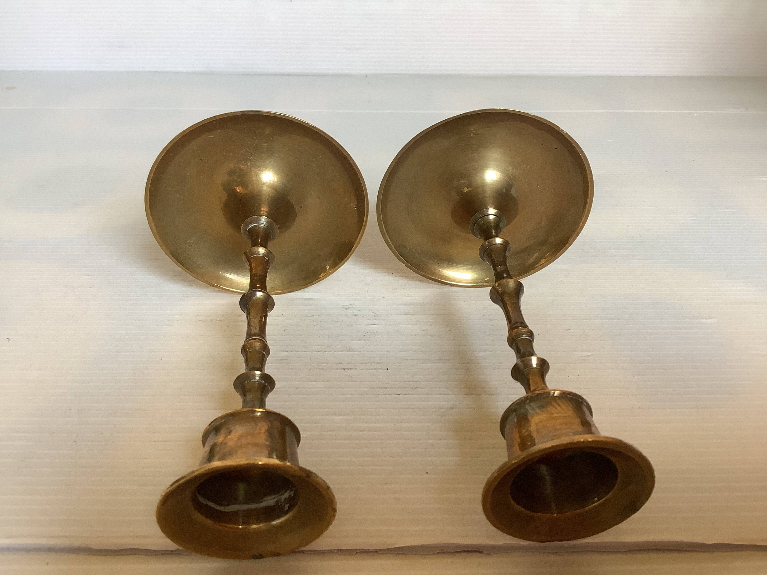 Paire de petits bougeoirs en laiton