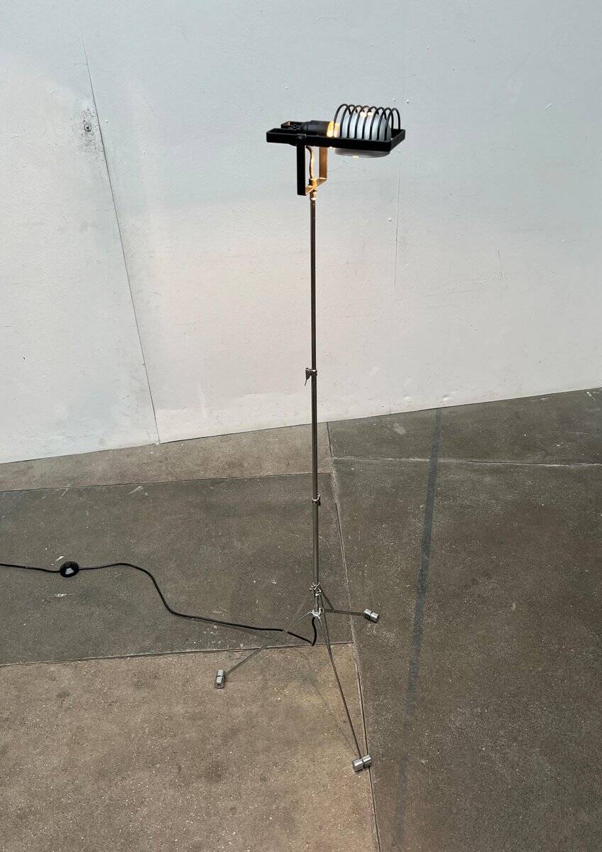 Vintage Italian Sintesi Terra folding floor lamp with tripod by Ernesto Gismondi for Artemide, 1970s.