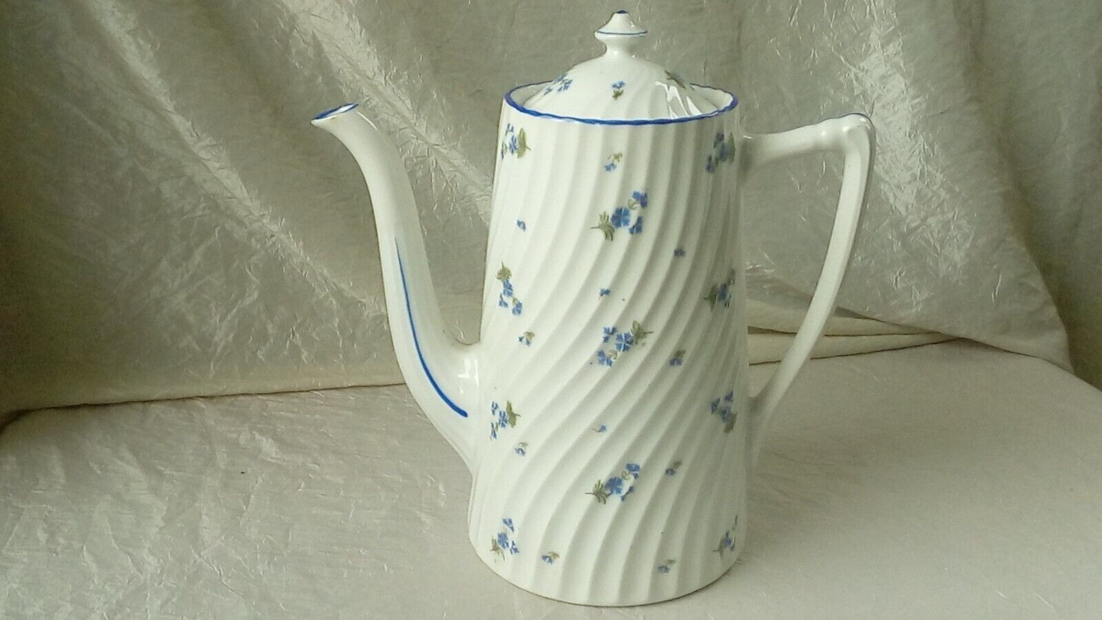 Coffee maker pouring porcelain twisted decot blueberry barbel