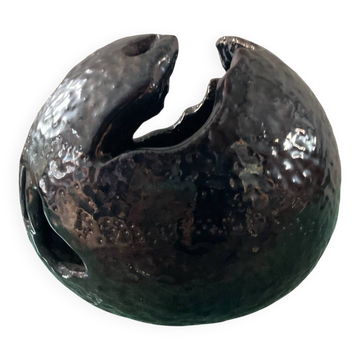 Vase boule brutaliste en terre cuite émaillée irisée