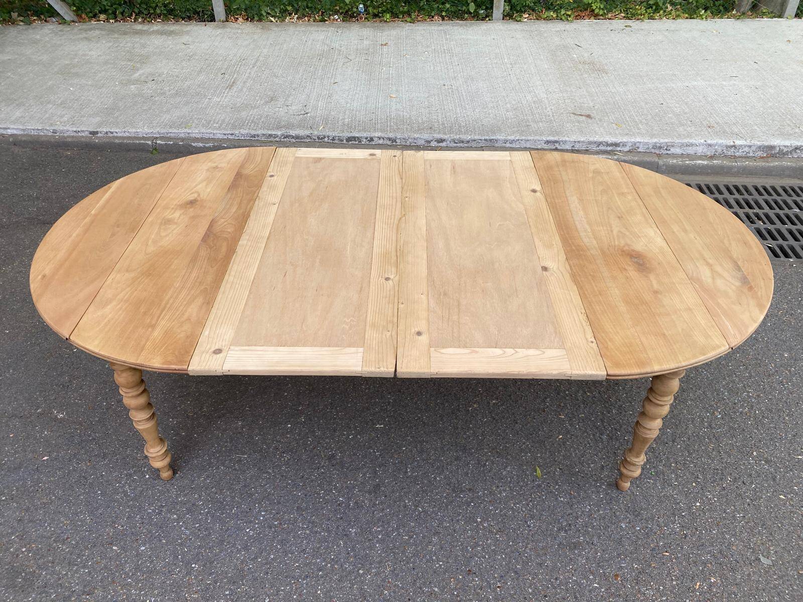 Table à manger ronde extensible à volets décapée en noyer brut 2 rallonges