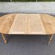 Table à manger ronde extensible à volets décapée en noyer brut 2 rallonges