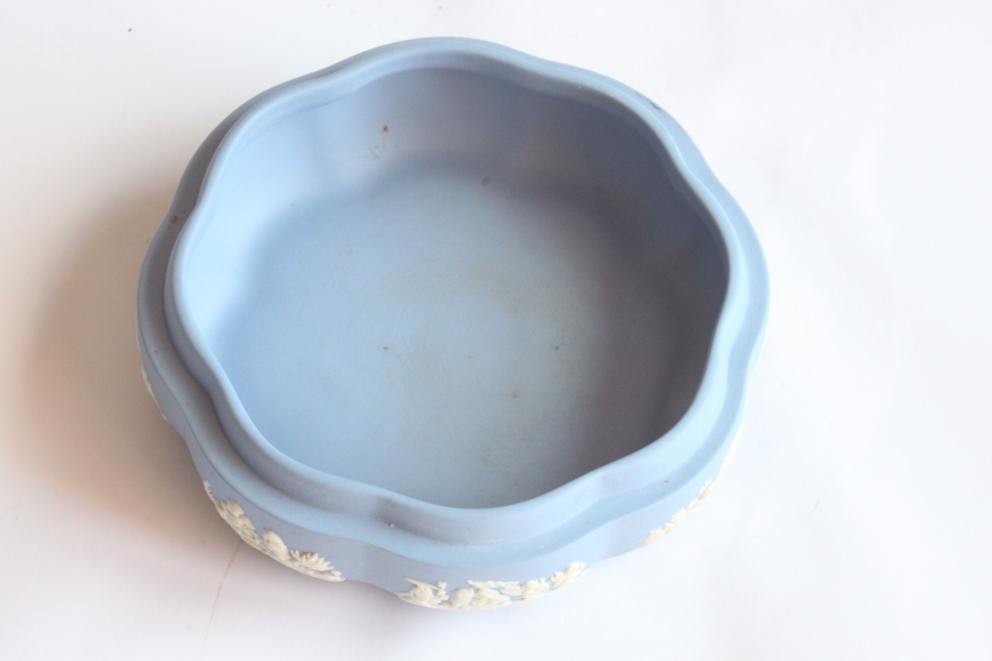 Wedgwood jasperware blue bonbonniere box, UK 1950s.